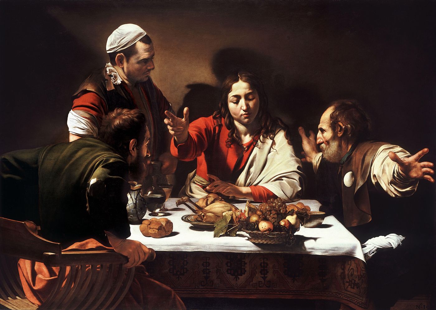 Der auferstandene Jesus segnet am gedeckten Tisch das Brot. Die beiden Jünger erkennen ihn: Der eine packt die Armlehne seines Stuhls, als wolle er aufspringen, der andere breitet die Arme weit aus. Daneben steht der Wirt und schaut zu.