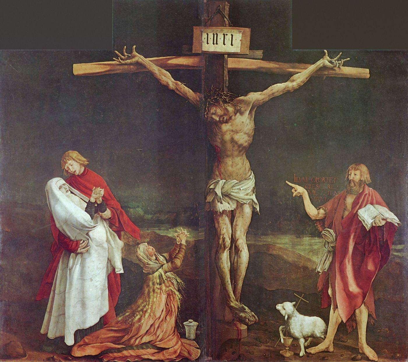 Der gekreuzigte Jesus mit wundenübersätem Körper und verkrampften Händen vor dunklem Himmel; links sinkt Maria in Weiß in die Arme des Johannes, davor kniet Maria Magdalena; rechts zeigt Johannes der Täufer auf Jesus, zu seinen Füßen ein Lamm mit Kreuz und Kelch.